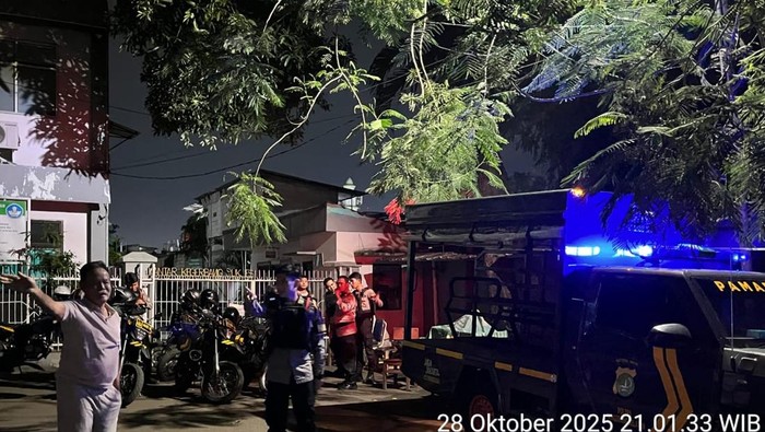 1761759301238-warga-ciputat-timur-melapor-ke-polisi-tentang-tongkrongan-remaja-yang-diduga-akan-tawuran-dokistimewa-1761755152982_169