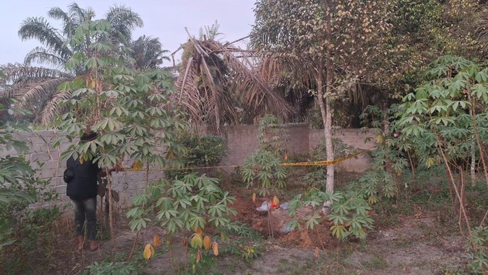 1761759312652-penampakan-kuburan-pria-yang-tewas-terbungkus-terpal-di-kabupaten-siak-riau-1761754162495_169