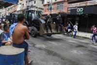 1761759361348-aksi-polisi-brasil-kerahkan-buldoser-buru-penjahat-narkoba-3_169
