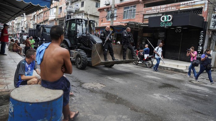 1761759361348-aksi-polisi-brasil-kerahkan-buldoser-buru-penjahat-narkoba-3_169