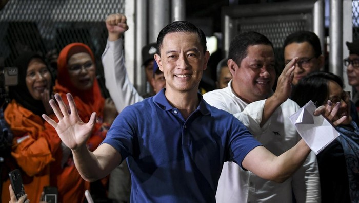 1761759408971-senyum-semringah-tom-lembong-setelah-resmi-bebas-1754066026794_169