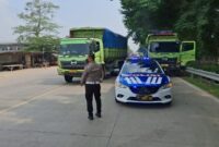 1761802712337-satlantas-polres-serang-menertibkan-truk-tambang-yang-melanggar-jam-operasinal-di-jalan-raya-cikanderangkasbitung-serang-bante-1760963473399_169