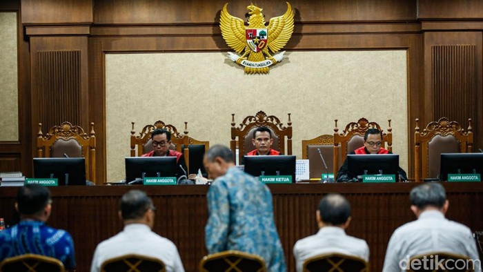 1761824400898-potret-5-bos-perusahaan-divonis-4-tahun-penjara-dalam-kasus-korupsi-impor-gula-1761820572019_169