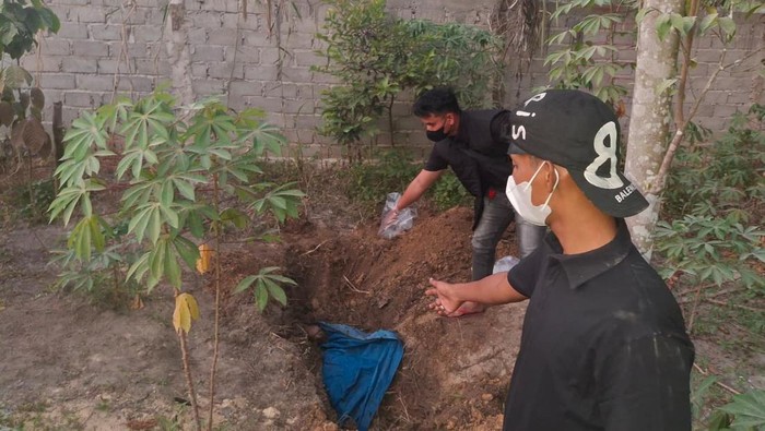 1761824449755-penampakan-kuburan-pria-yang-tewas-terbungkus-terpal-di-kabupaten-siak-riau-1761754162360_169