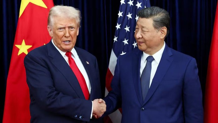 1761824492488-donald-trump-berjabat-tangan-dengan-xi-jinping-saat-mereka-bertemu-untuk-pembicaraan-perdagangan-1761821940884_169