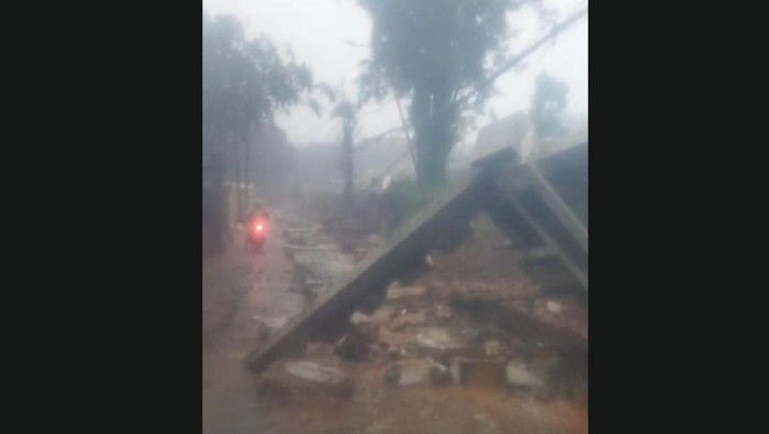 1761824520661-tembok-pembatas-tempat-pemakaman-umum-tpu-jeruk-purut-jakarta-selatan-roboh-usai-hujan-deras-mengguyur-screenshot-video-viral-1761820479263_169