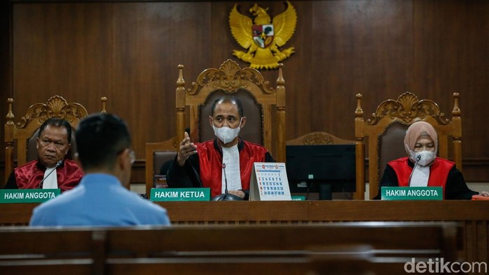 1761824579600-eks-kadisbud-dki-iwan-henry-divonis-11-tahun-penjara-dalam-kasus-korupsi-kegiatan-fiktif-1761817816119_169