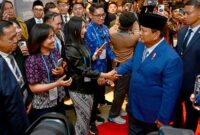 1761845776804-presiden-prabowo-disambut-diaspora-indonesia-saat-tiba-di-korsel-1761842510930_169