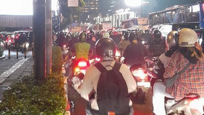 1761845808955-macet-di-jakarta-malam-ini-kamis-30102025-1761841484487_169