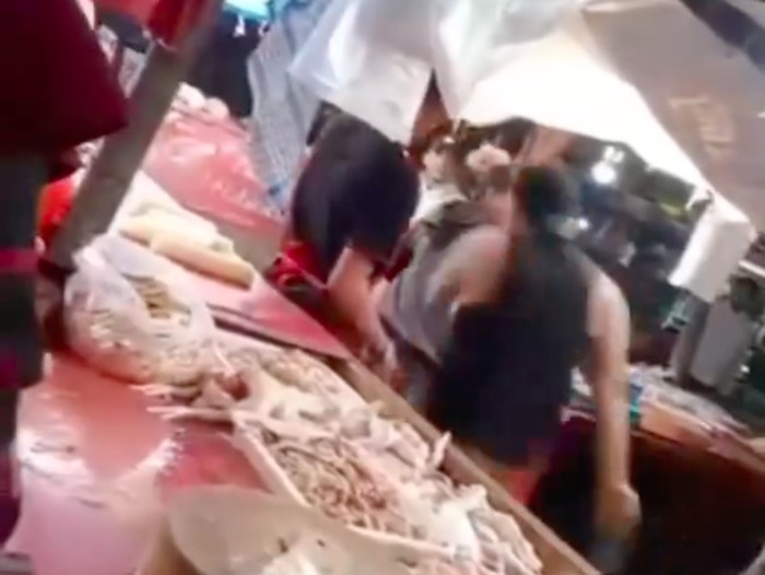 1761845932971-preman-di-pasar-jombang-ciputat-tangsel-hampir-membacok-pedagang-pelaku-pernah-ditangkap-9-bulan-lalu-usai-memalak-konter-hp-d-1761828407821_43