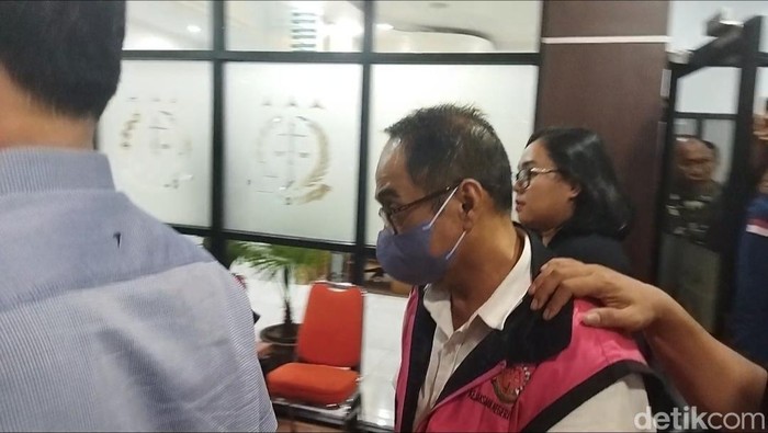 1761845964892-kejaksaan-negeri-kejari-serang-kembali-menetapkan-satu-tersangka-baru-dalam-kasus-dugaan-tindak-pidana-korupsi-di-badan-usaha--1761832366615_169