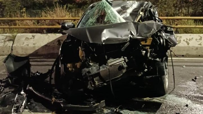 1761866404674-mobil-ringsek-akibat-kecelakaan-di-cengkerang-jakbar-1761865240501_169