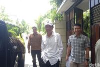 1761866421245-jokowi-memakai-topi-berinisial-j-saat-keluar-rumah-kamis-30102025-1761815546261_169