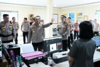 1761866475864-wakapolri-tinjau-peningkatan-pelayanan-spkt-di-denpasar-1761844171382_169