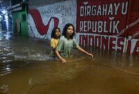 1761866486611-penampakan-banjir-rendam-petogogan-jaksel-1761845688476_169
