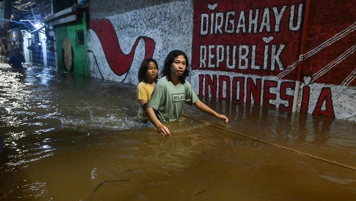 1761866486611-penampakan-banjir-rendam-petogogan-jaksel-1761845688476_169