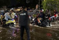 1761866497365-kapolsek-mampang-turun-atur-lalin-akibat-banjir-di-jalan-tendean-1761844496769_169