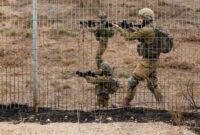 1761889395672-tentara-israel-berjaga-saat-sirene-berbunyi-ketika-serangan-roket-dilancarkan-dari-jalur-gaza-menuju-ke-dekat-sderot_169