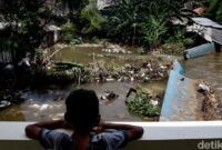 1761889407208-tanggul-baswedan-jebol-jati-padang-jaksel-terendam-banjir-1761885315371_169