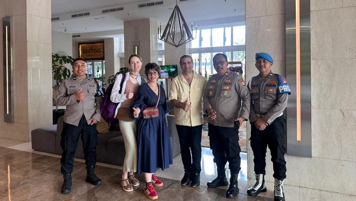 1761889435261-wna-asal-rusia-mengapresiasi-pelayanan-cepat-polres-kepulauan-seribu-saat-lapor-kehilangan-ponsel-1761885132004_169