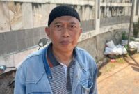 1761889457463-salah-satu-keluarga-yang-makamnya-terdampak-tembok-pembatas-roboh-di-tpu-jeruk-purut-fadildetikcom-1761884347607_169