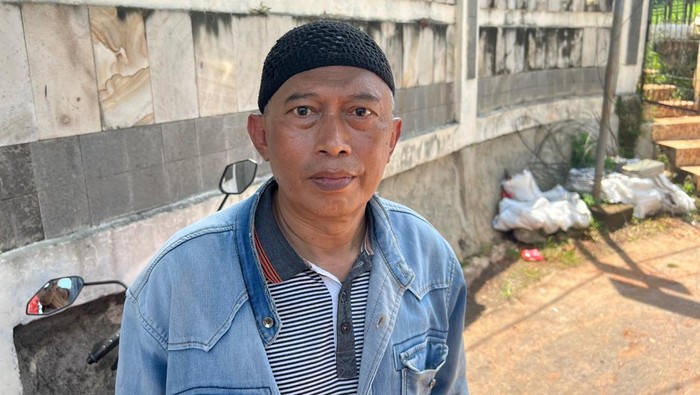 1761889457463-salah-satu-keluarga-yang-makamnya-terdampak-tembok-pembatas-roboh-di-tpu-jeruk-purut-fadildetikcom-1761884347607_169