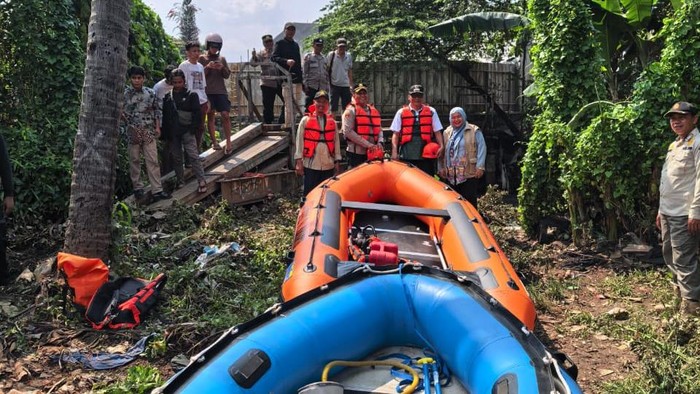 1761910715203-seorang-remaja-berinisial-ma-16-hanyut-di-kali-mampang-jakarta-selatan-jaksel-saat-berenang-bersama-temannya-tim-sar-masih-men-1761908867245_169
