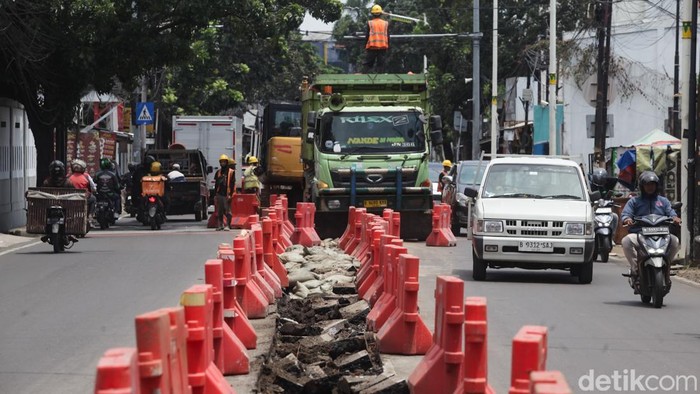 1761910736799-tambah-lagi-proyek-galian-di-jakarta-kini-di-pondok-pinang-1761898587251_169