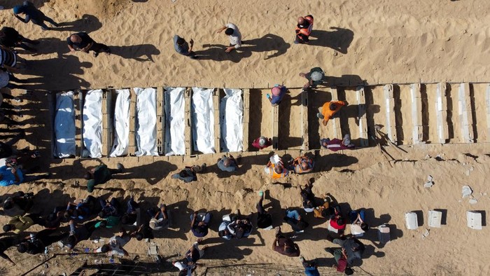 1761910747650-pilu-warga-gaza-makamkan-puluhan-jenazah-tak-dikenal-yang-diserahkan-israel-1761198843183_169