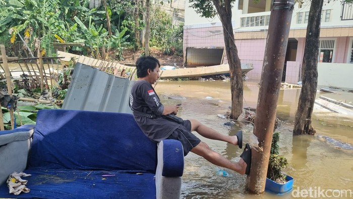 1761910769095-banjir-di-jati-padang-imbas-tanggul-baswedan-jebol-taufiqdetikcom-1761907551431_169