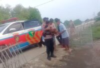 1761910795579-seorang-anak-balita-di-muara-gembong-kabupaten-bekasi-mengalami-sakit-hernia-polisi-mengevakuasi-korban-untuk-dioperasi-di-rs--1761907272471_169