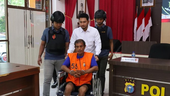 1761910833573-tampang-ikhsan-44-pembunuh-pria-yang-jasadnya-dikubur-dan-dibungkus-terpal-di-siak-riau-1761905641256_169