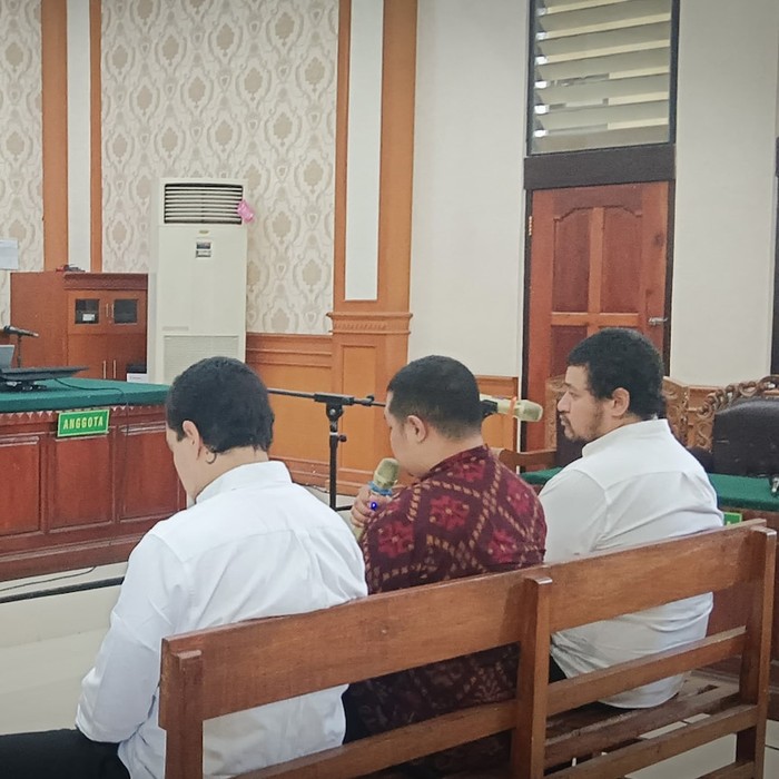 1761910871913-dunia-hari-ini-tiga-warga-australia-di-bali-yang-dituduh-membunuh-mulai-disidang-1761906188504