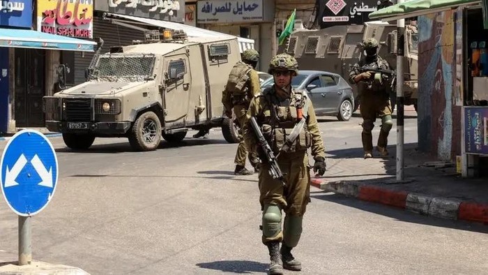 1761910877627-tentara-israel-melakukan-operasi-penggerebekan-di-ramallah-tepi-barat-1756288062011_169