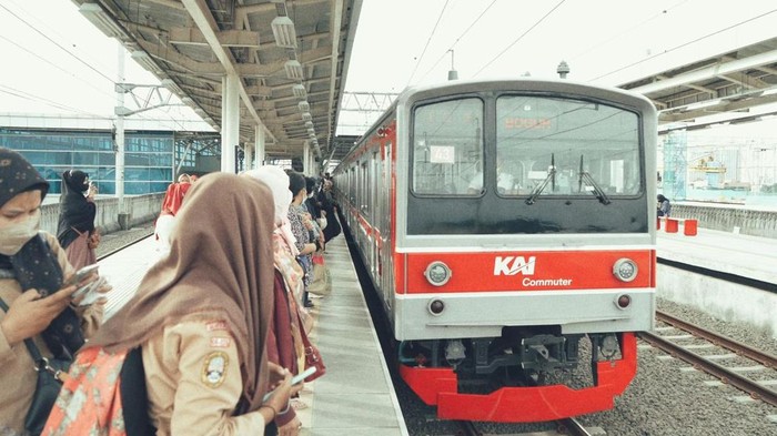 1761910951867-ilustrasi-kereta-rel-listrik-krl-dok-kci-1_169