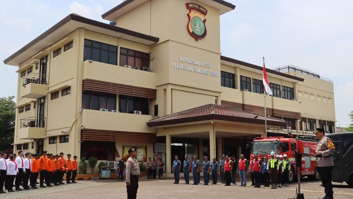 1761931958439-polres-pelabuhan-tanjung-priok-menggelar-apel-kesiapsiagaan-penanggulangan-bencana-alam-1761927856451_169