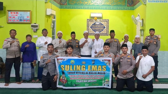 1761931991656-polres-meranti-menggelar-program-subuh-keliling-ke-masjid-masjid-suling-emas-untuk-menyampaikan-pesan-kamtibmas-kepada-masyara-1761926438103_169