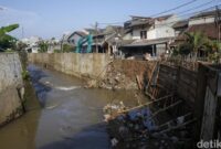 1761975111502-penampakan-tanggul-jebol-yang-bikin-pondok-kacang-permai-kebanjiran-1761966797779_169