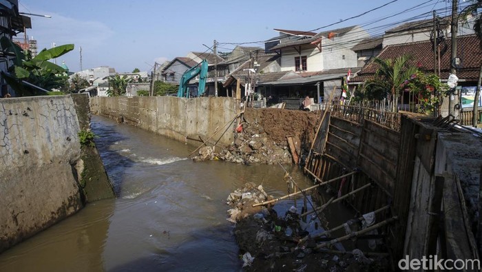 1761975111502-penampakan-tanggul-jebol-yang-bikin-pondok-kacang-permai-kebanjiran-1761966797779_169