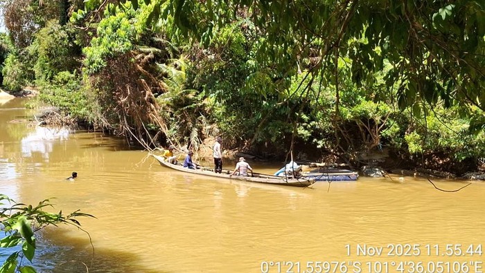 1762039291825-polsek-kampar-kiri-melakukan-penyisiaran-di-sepanjang-sungai-1762020174621_169