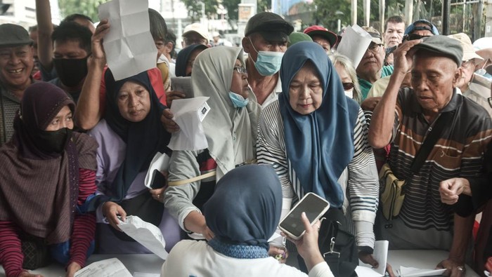 1762061528140-antrean-lansia-ramaikan-hbkb-jakarta-pemprov-buka-pendaftaran-kartu-layanan-gratis-1762056567154_169