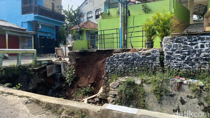 1762061549560-turap-di-depok-longsor-devidetikcom-1762059245025_169