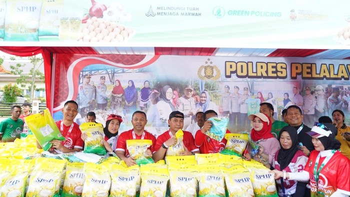 1762083187246-kapolda-riau-irjen-pol-herry-heryawan-menghadiri-gerakan-pangan-murah-di-kabupaten-pelalawan-1762081639418_169