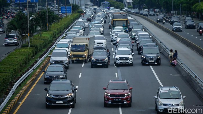 1762083198030-bikin-macet-mobil-ganti-ban-di-tengah-tol-dalam-kota-jakarta-1762078459072_169