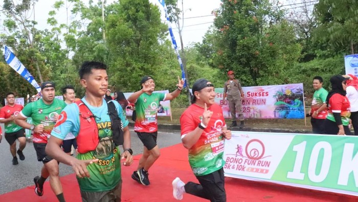 1762083219577-kapolda-riau-irjen-pol-herry-heryawan-membuka-bono-fun-run-2025-sambut-hut-kabupaten-pelalawan-ke-26-1762080335721_169