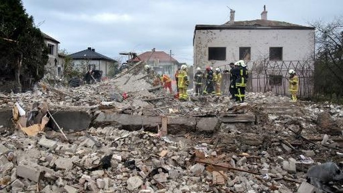 1762125555331-tim-penyelamat-ukraina-bekerja-di-antara-reruntuhan-di-lokasi-serangan-udara-di-lapaivka-wilayah-lviv-pada-5-oktober-2025-di-t-1759657435352_169