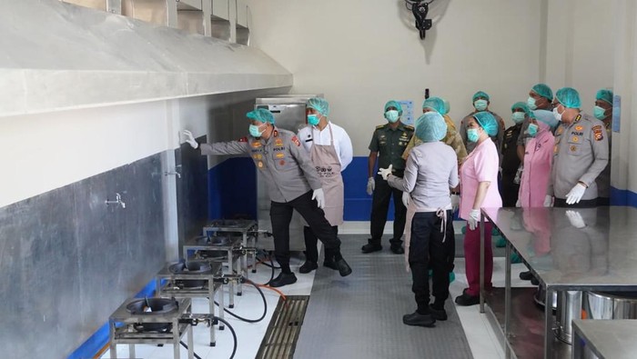 1762148419652-kapolda-riau-irjen-pol-herry-heryawan-meresmikan-sppg-polda-riau-tahap-2-di-kota-pekanbaru-1761798468422_169