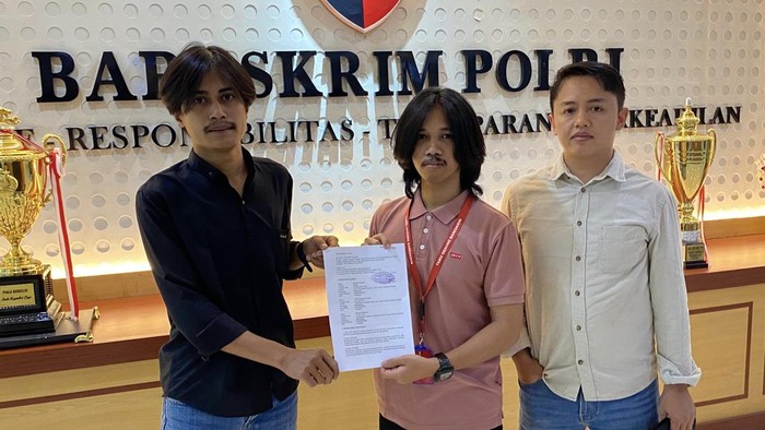1762191234218-aliansi-pemuda-toraja-saat-melaporkan-komika-pandji-pragiwaksono-di-mabes-polri-1762172200466_169