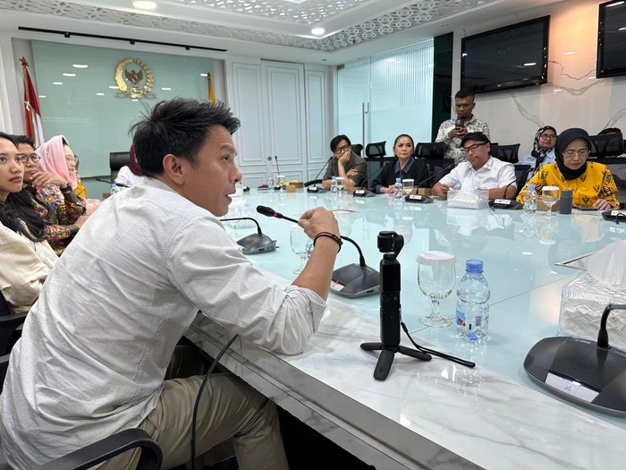 1762191256365-fraksi-partai-golkar-dpr-ri-menerima-audiensi-pengurus-vibrasi-suara-indonesia-visi-yang-dipimpin-armand-maulana-dan-nazril-ir-1762183929353_43