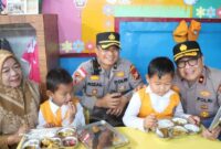 1762191353649-dapur-sppg-polres-kepulauan-meranti-perdana-mendistribusikan-mbg-keapda-84-anak-tk-bahayangkari-1762182216886_169